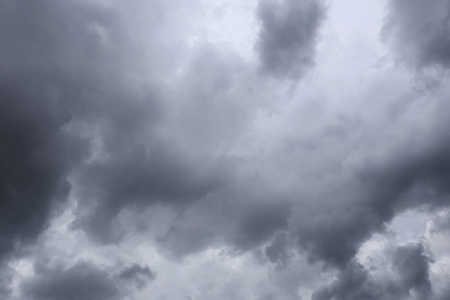 雨云形成在天空中的概念，气候贫乏的天气在一天。