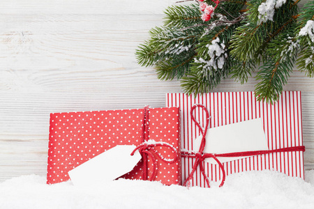 圣诞礼盒和圣诞杉树枝。 为您的问候提供空间