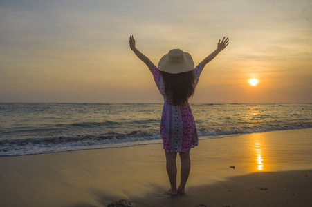 年轻性感快乐的金发女人在美丽的热带天堂海滩漫步,在旅游目的地概念