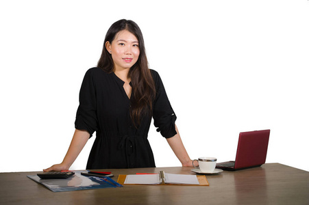 公司企业查出的年轻美丽和成功的亚洲华人女实业家摆在办公室电脑办公桌上自信微笑愉快工作的肖像