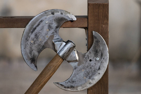 近距离观看展示中世纪斧头.照片