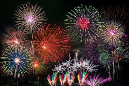 美丽的五颜六色的烟花在晚上庆祝和周年纪念或新年假期的概念。