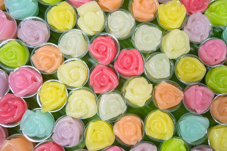 泰国自制甜点甜分层蛋糕在五颜六色的花朵图案。