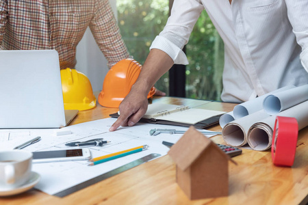工程师和建筑师概念工程师建筑师和房地产代理办公室团队工作蓝图