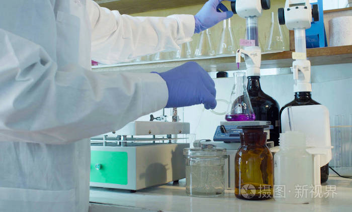 化学分析实验室科学家的手滴定解决方案