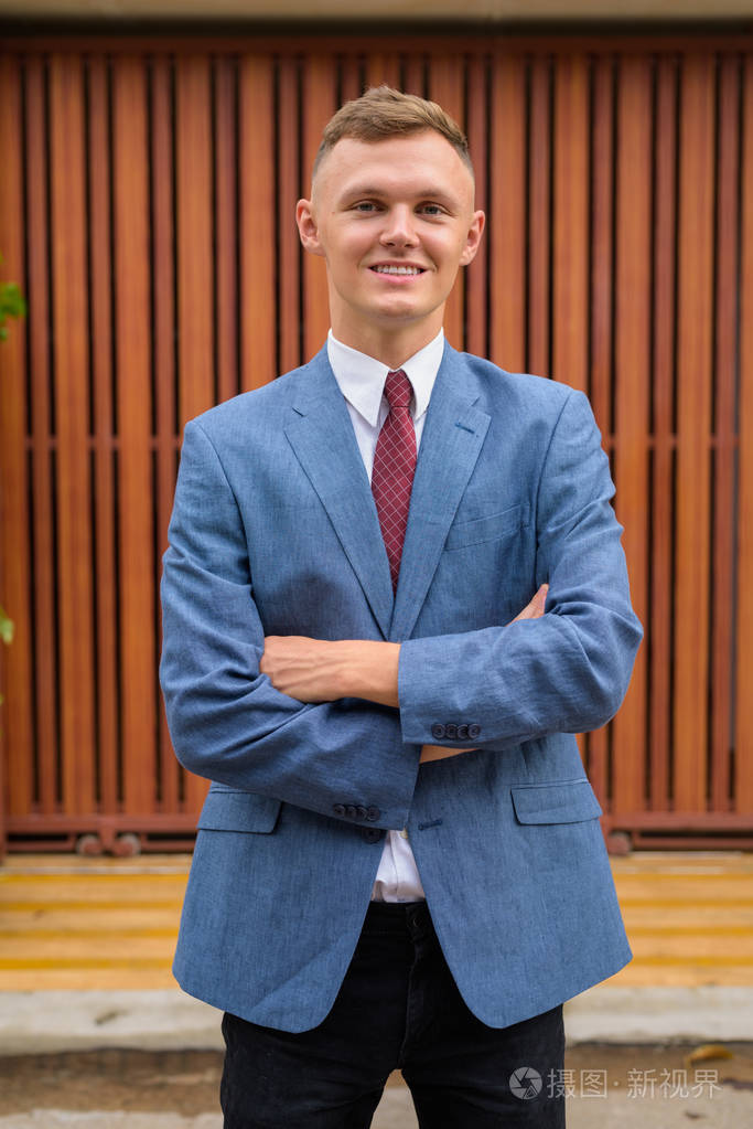 户外街道上的年轻商人肖像照片-正版商用图片13m72q-摄图新视界