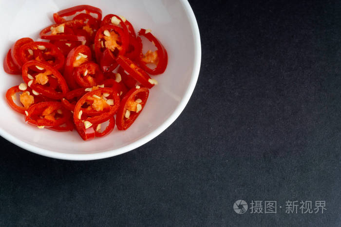 具有选择性聚焦和作物碎片的深色红辣椒切片
