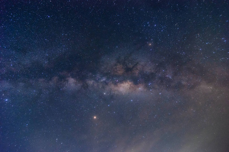 银河系与恒星和空间尘埃在宇宙中长速度暴露。
