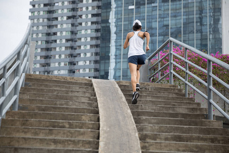 年轻女子跑步运动员上楼照片
