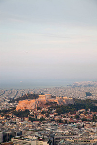 雅典的城市景观在清晨，从莱卡贝图斯山看到卫城，这是城市的最高点