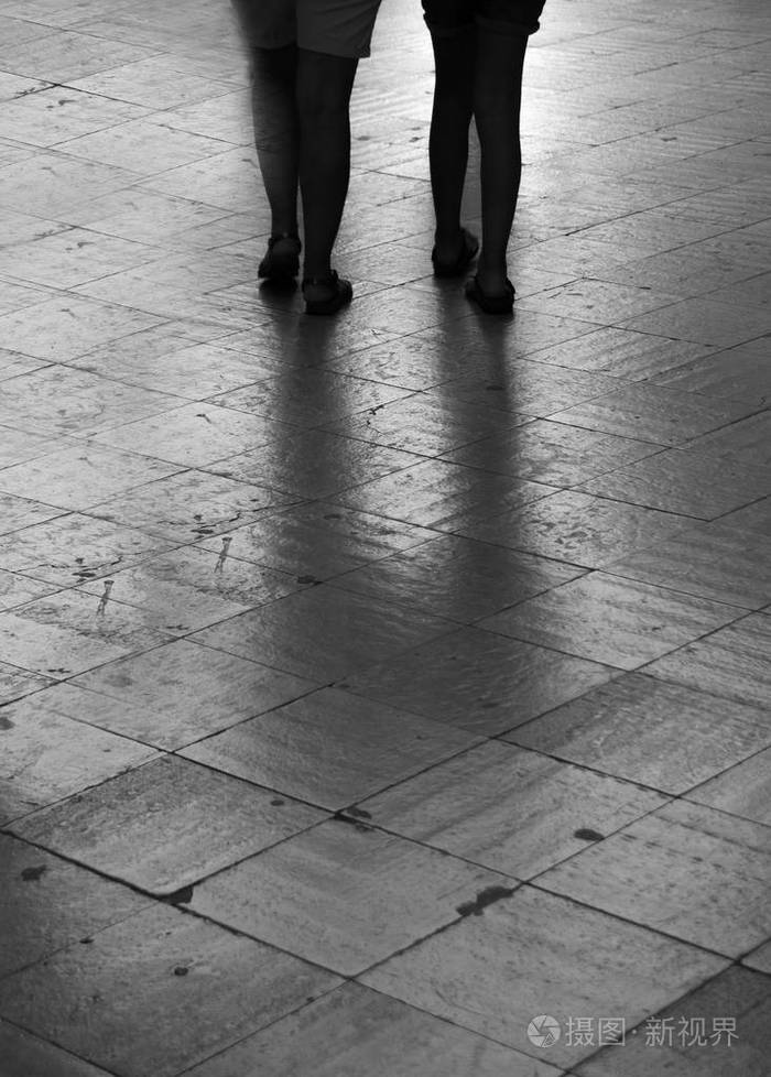 两个女人并排走在黑漆漆的街道上