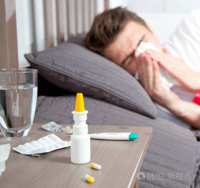 躺在床上咳嗽的男人感觉不好