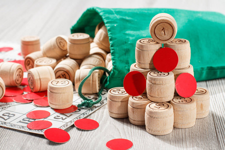 棋盘游戏。木制桶与包，游戏卡和红色芯片的游戏。顶部视图
