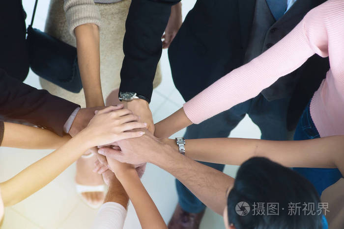 商务人员和团队合作握手结束会议