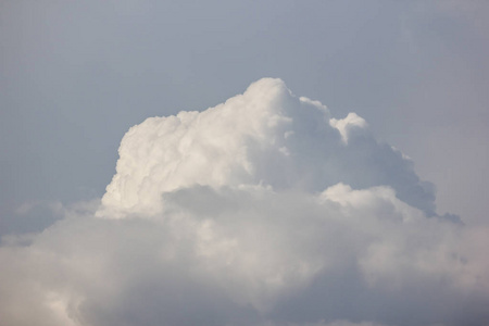 云带，热带天空的云。来自泰国天空的夏季季节。