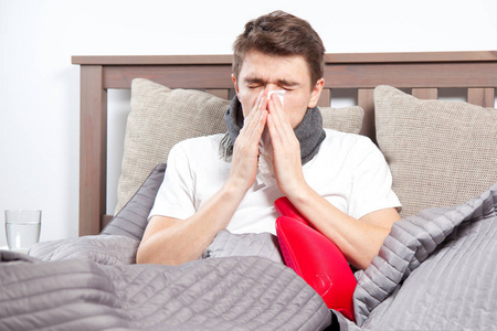 躺在床上咳嗽的男人感觉不好