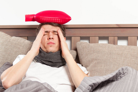 躺在床上咳嗽的男人感觉不好