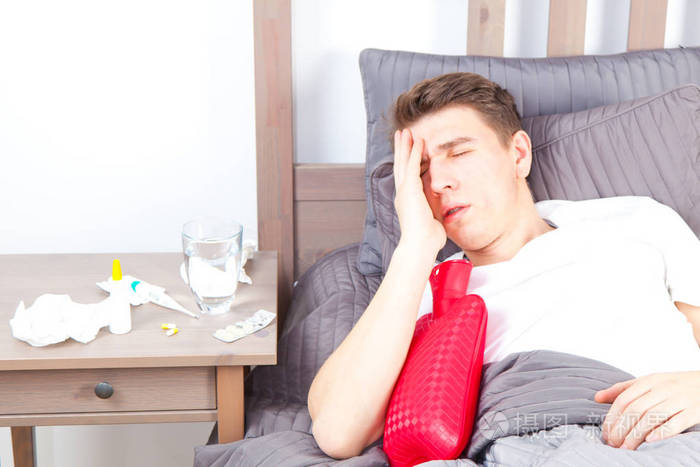 躺在床上咳嗽的男人感觉不好