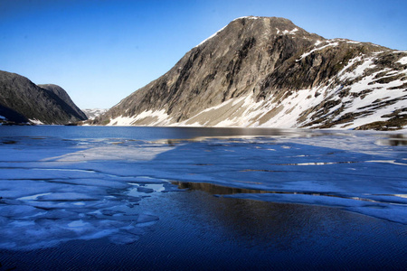 挪威湖上融化的雪