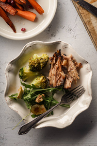 慢烤猪肉和蔬菜配菜片陶瓷盘子