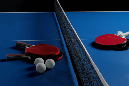 乒乓球。 蓝色网球桌上乒乓球拍和球的配件。 运动。 体育比赛。