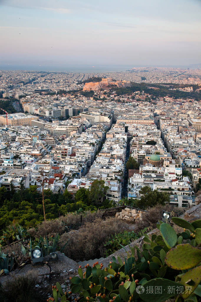 雅典的城市景观在清晨,从莱卡贝图斯山看到卫城,这是城市的最高点