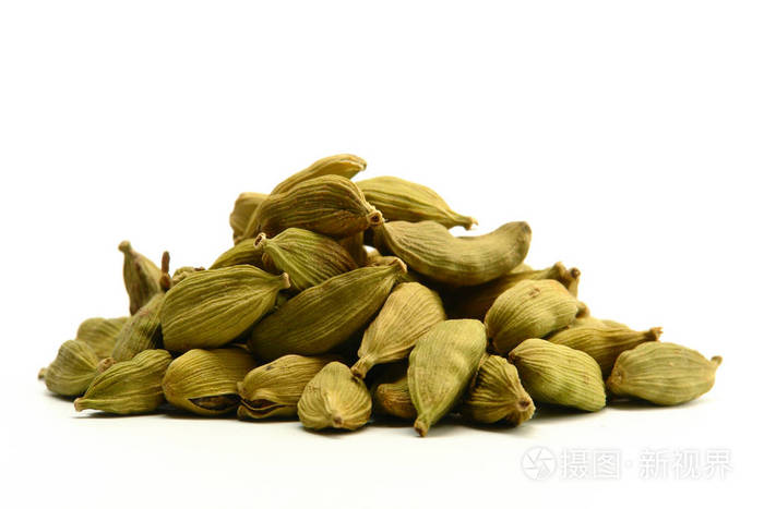白色背景上的绿色豆蔻香料照片-正版商用图片13mf61-摄图新视界