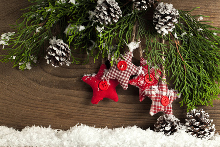 圣诞节还活着。 红色玩具云杉枝和装饰圣诞装饰品