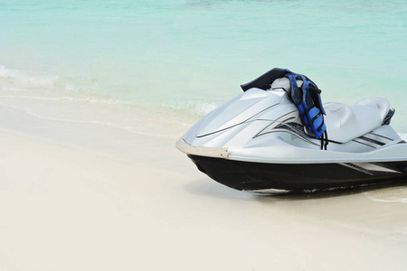 海滩上的水上滑板车。 纳索巴哈马。