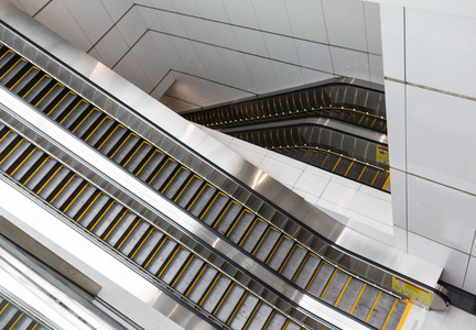 现代室内设计, 现代自动扶梯, 镀铬自动扶梯。黑白单色抽象的艺术观。现代艺术。钢结构设计。建筑
