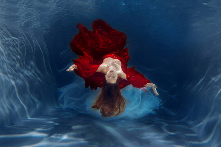 海底游泳女子图片