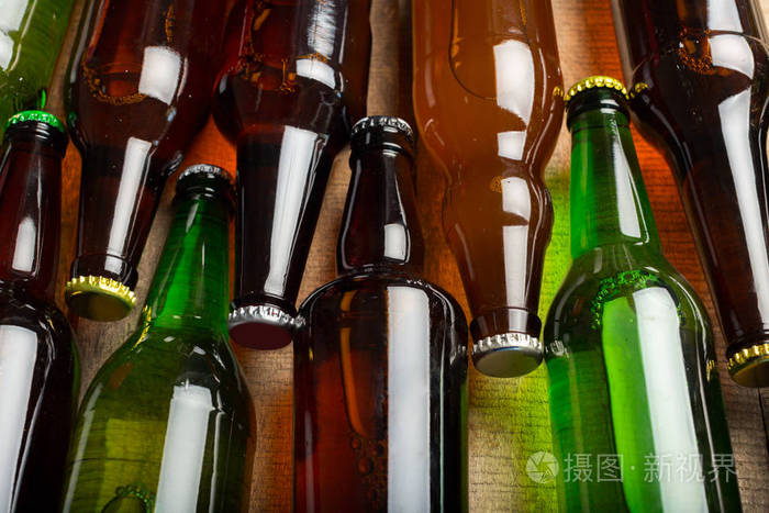 木桌上的啤酒瓶