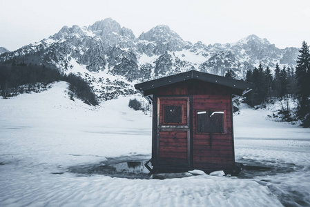 冬季滑雪斜坡户外活动封闭小屋