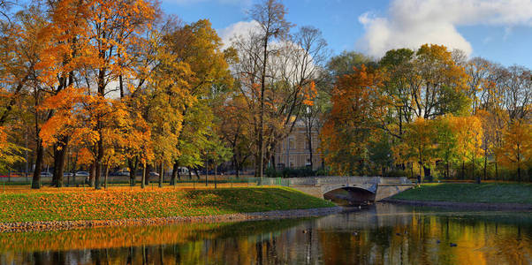 圣彼得堡米哈伊洛夫斯基花园池塘和桥的秋天全景