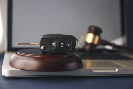 汽车拍卖概念木制桌子上的槌和汽车钥匙