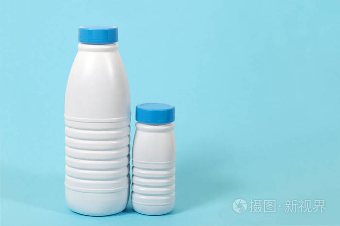 全塑料瓶牛奶隔离在蓝色背景上