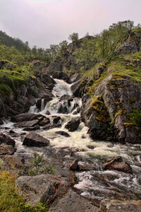 挪威山脉中美丽的瀑布挪威斯堪的纳维亚半岛