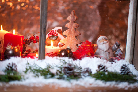 圣诞节仍然生活与旧的木制窗户。 庆祝活动背景