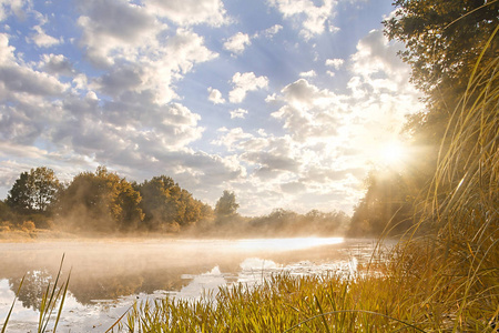 美丽的秋天早晨的风景,日出在河上.照片