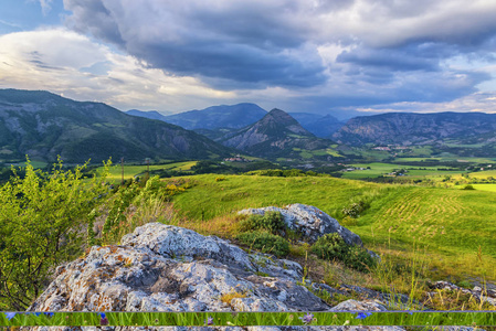 五颜六色的高山景观，绿色的山谷山脉和多云的天空。 法国普罗旺斯