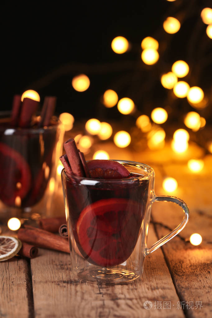 杯子桌上放满了酒背景模糊