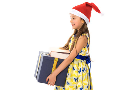 一个带着圣诞老人帽子礼物的小女孩