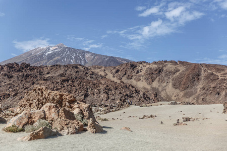 西班牙特内里费岛背景下的岩浆岩石和蒂德火山的壮丽景观