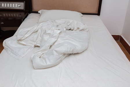 叠被一张床在一间旅馆的房间里,早上叠被子摄影图