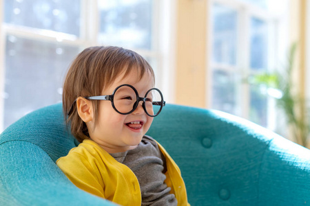 幼儿男孩在他的房子里玩耍