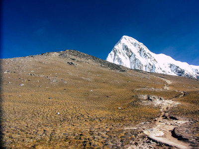 珠穆朗玛峰尼泊尔2018年9月30日景观和通往尼泊尔珠穆朗玛峰大本营的道路