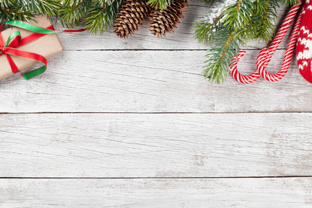 圣诞背景与雪杉树礼品盒和糖果在木桌上。 带空间的顶景，您的问候