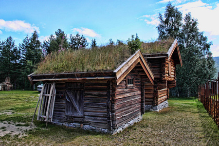 原始的木制小屋，有草屋顶，挪威