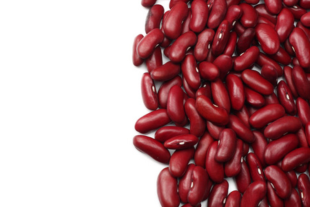 白色背景下分离的红芸豆。 顶部视图