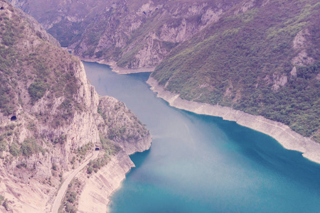 山顶上的湖景。 色调